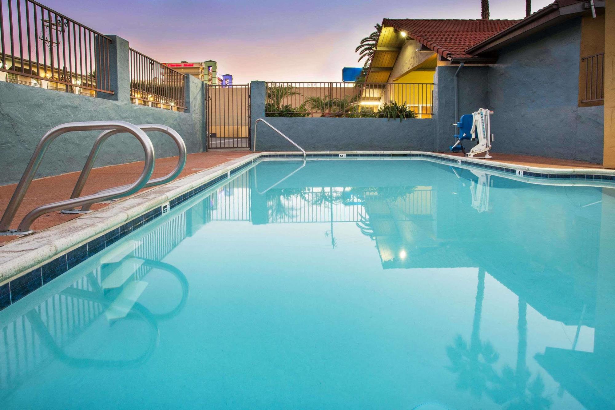 Howard Johnson By Wyndham National City/San Diego South Eksteriør billede